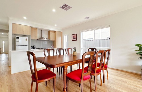 Manor Lakes House | Jubilee Home/Spacious Bedrooms/Comfy Beds/Smart TV