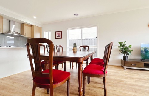 Manor Lakes House | Jubilee Home/Spacious Bedrooms/Comfy Beds/Smart TV