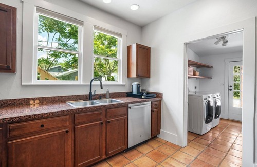 Downtown House | Jula Place-Walk downtown from old Florida glam!