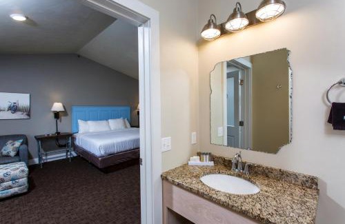 Fish Creek Hotel | Julie's Park Cafe & Motel