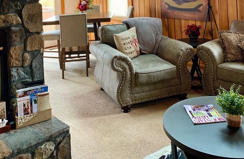 Bedford Cabin | Julie’s Cabin, Private & Secluded, Peaceful Paradise with views, Dogs OK