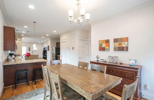 Inglewood House | July Discount! Cottage Close to Downtown, Yard