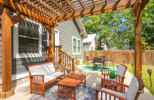 Inglewood House | July Discount! Cottage Close to Downtown, Yard