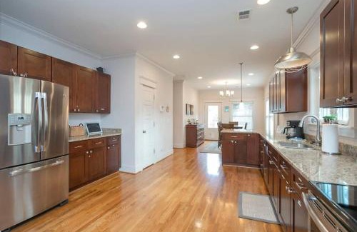 Inglewood House | July Discount! Cottage Close to Downtown, Yard