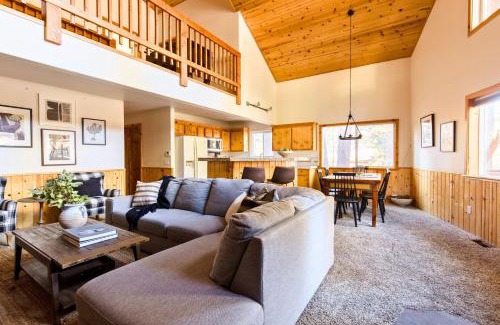 Summit Estates House | Jumper By AvantStay Serene Stylish Cabin w Hot Tub
