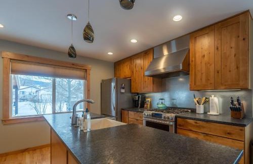 Livingston House | Jumping Off Point