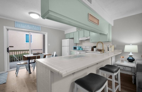 Tybee Island House | June's Seaside Retreat in the heart of Tybee! Charming 2 BD Townhome