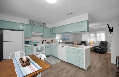 Tybee Island House | June's Seaside Retreat in the heart of Tybee! Charming 2 BD Townhome