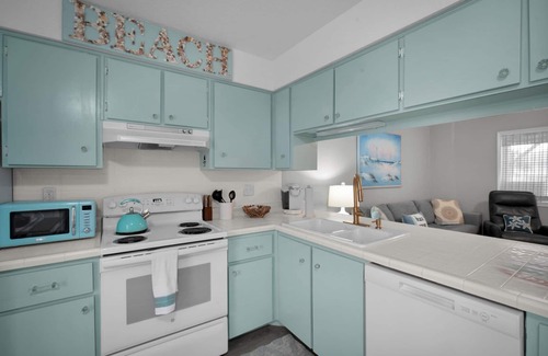 Tybee Island House | June's Seaside Retreat in the heart of Tybee! Charming 2 BD Townhome