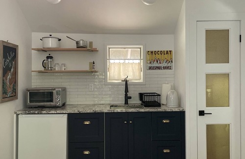 Woodstock Cottage | Junebug Cottage: peace, love and privacy a short walk to Woodstock village green