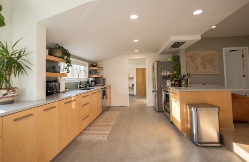 College Place House | Jungalow Bungalow w/hot tub right across from WWU, close to downtown and shops!