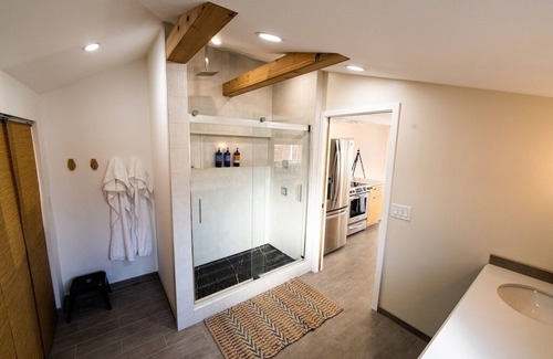 College Place House | Jungalow Bungalow w/hot tub right across from WWU, close to downtown and shops!