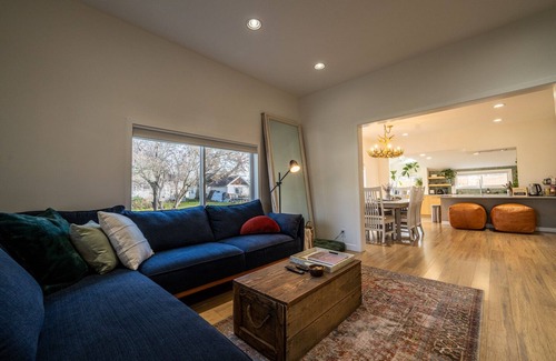 College Place House | Jungalow Bungalow w/hot tub right across from WWU, close to downtown and shops!