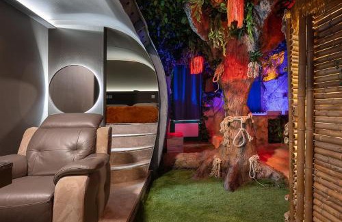 Unieux Apartment | Jungle Crash Love Room