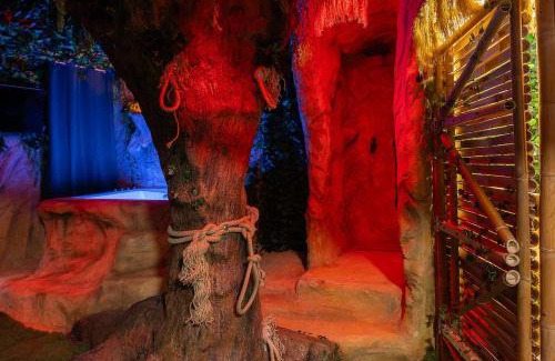 Unieux Apartment | Jungle Crash Love Room