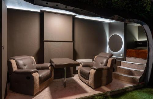Unieux Apartment | Jungle Crash Love Room
