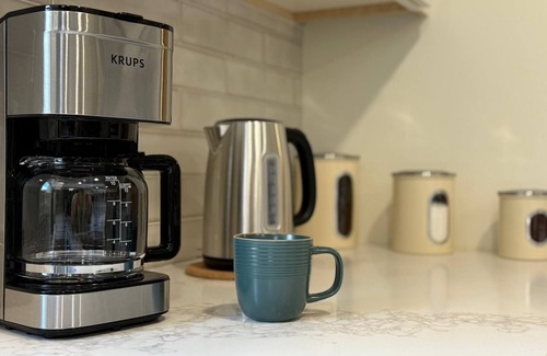 Columbus House | Jungle-Inspired 4BR Oasis - Peaceful & Private