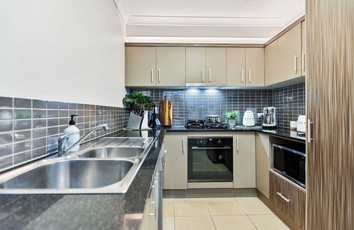 Westcourt Apartment | Jungle Retreat - 9 Pools, Gym & BBQ