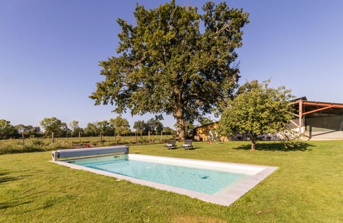 Port-Saint-Pere Cottage | Jungle Studio with Terrace and Heated Pool near Nantes