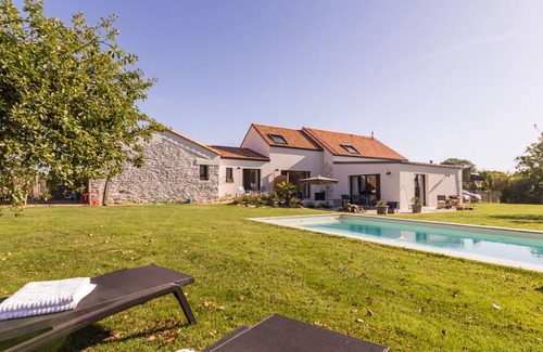 Port-Saint-Pere Cottage | Jungle Studio with Terrace and Heated Pool near Nantes