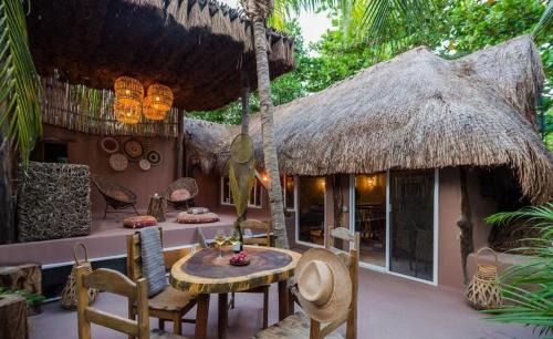 Zona Hotelera Villa | Jungle Villa -steps to the beach and restaurants!