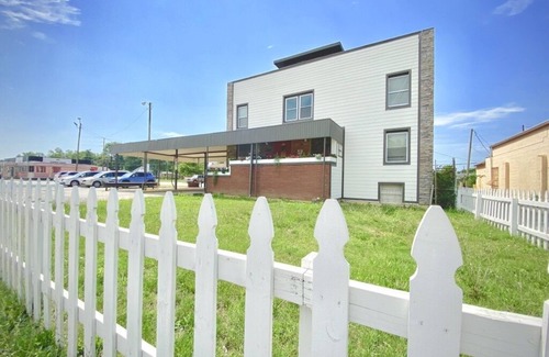 Lawrence Apartment | Junior Suite Indy