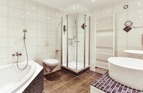 Kaiserslautern Hotel | Junior Suite King-size bed Shower /Bathtub, Toilet - Hotel-Restaurant Barbarossahof