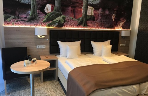 Kaiserslautern Hotel | Junior Suite King-size bed Shower /Bathtub, Toilet - Hotel-Restaurant Barbarossahof