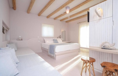 Old Town Naxos Hotel | Junior Suite with Side Sea view