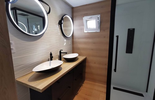 Ambon Ski Chalet | Junior suite, with terrace and spa: Lodge “La Compagnie des Indes”