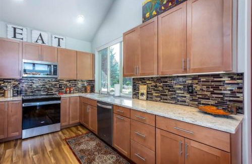 Redmond House | Juniper Haven New Remodel and Resort Amenities