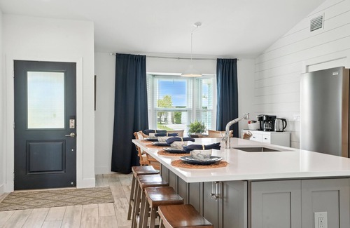 Naples Park House | Juniper Presents: Blue Haven – Snowbird Escape 2 Mins to Vanderbilt Naples Beach