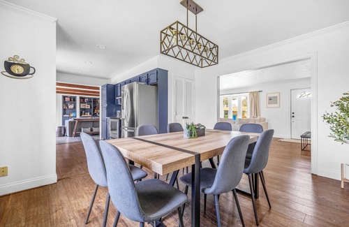 Stevensville House | Juniper Presents: Fire Pit, Deck + Foosball, 1-min to Watermark Brwy