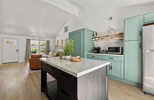Lakeside House | Juniper Presents: The Calista, A Newly Renovated Retreat near Beaches