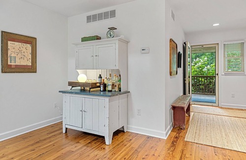 Three Oaks House | Juniper Presents: Treehouse - An Elegant & Spacious Retreat on 1.25 Secluded Acr