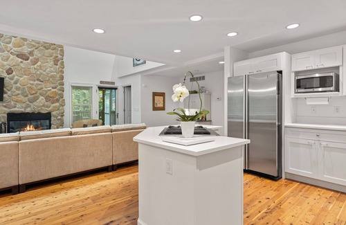 Three Oaks House | Juniper Presents: Treehouse - An Elegant & Spacious Retreat on 1.25 Secluded Acr