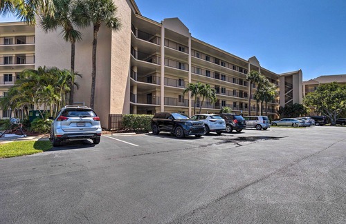 Sea Palms Apartment | Jupiter Condo w/Pool Access, Walk to Beach!