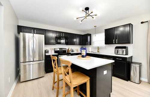Indianapolis House | Just 10 Mins to Lucas Oil Stadium, Downtown, and SAFE! Host 12+ in spacious home