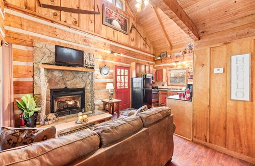 Gatlinburg - Pigeon Forge Cabin | Just 10 minutes from GSM National Park, 2 BR Log Cabin with Hot Tub & Firepit