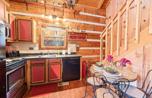 Gatlinburg - Pigeon Forge Cabin | Just 10 minutes from GSM National Park, 2 BR Log Cabin with Hot Tub & Firepit