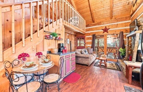 Gatlinburg - Pigeon Forge Cabin | Just 10 minutes from GSM National Park, 2 BR Log Cabin with Hot Tub & Firepit