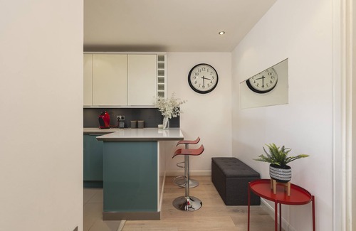 Shaftesbury Apartment | 'Just 20 mins from Buckingham Palace + Free Parking Space! "