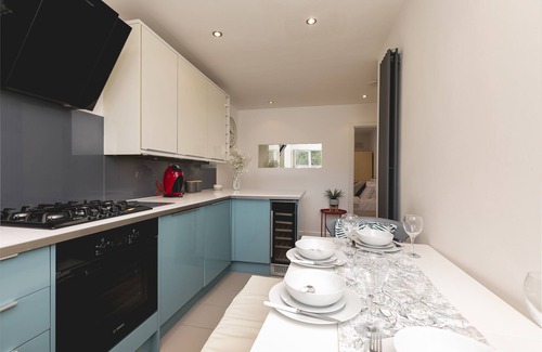 Shaftesbury Apartment | 'Just 20 mins from Buckingham Palace + Free Parking Space! "