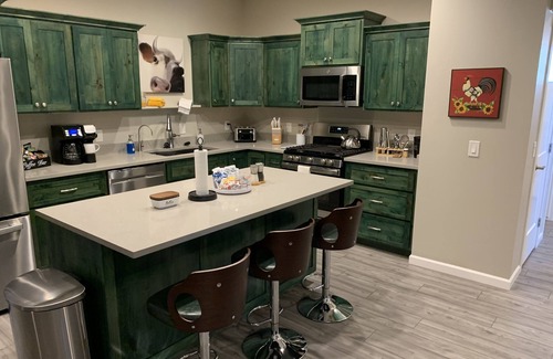 Cottonwood House | Just a 9 minute stroll to Old Town Cottonwood. Open to short & medium term stays