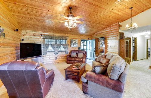 Cassville House | Just a Cast Away Cassville Cabin with Covered Deck