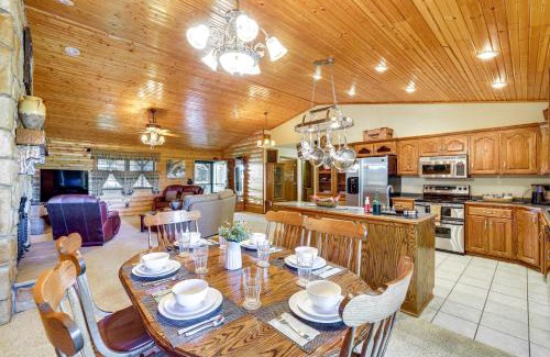 Cassville House | Just a Cast Away Cassville Cabin with Covered Deck