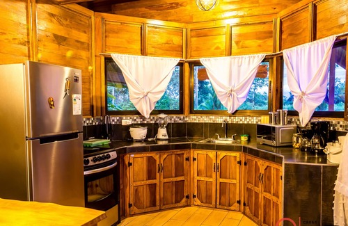 La Fortuna Cabin | Just a Dream House- great for families or friends-WIFI, A / C