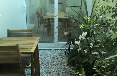 Bognor Regis Apartment | Just a few steps to the seafront & all amenities, cafes, restaurants & bars