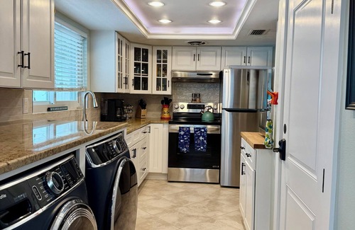 Siesta Key House | Just a three minute walk from the white sand of the world renowned Siesta Beach