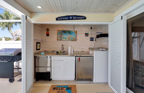 Marathon House | Just Beachy: 2/2 private pool + dock, short walk to Sombrero Beach